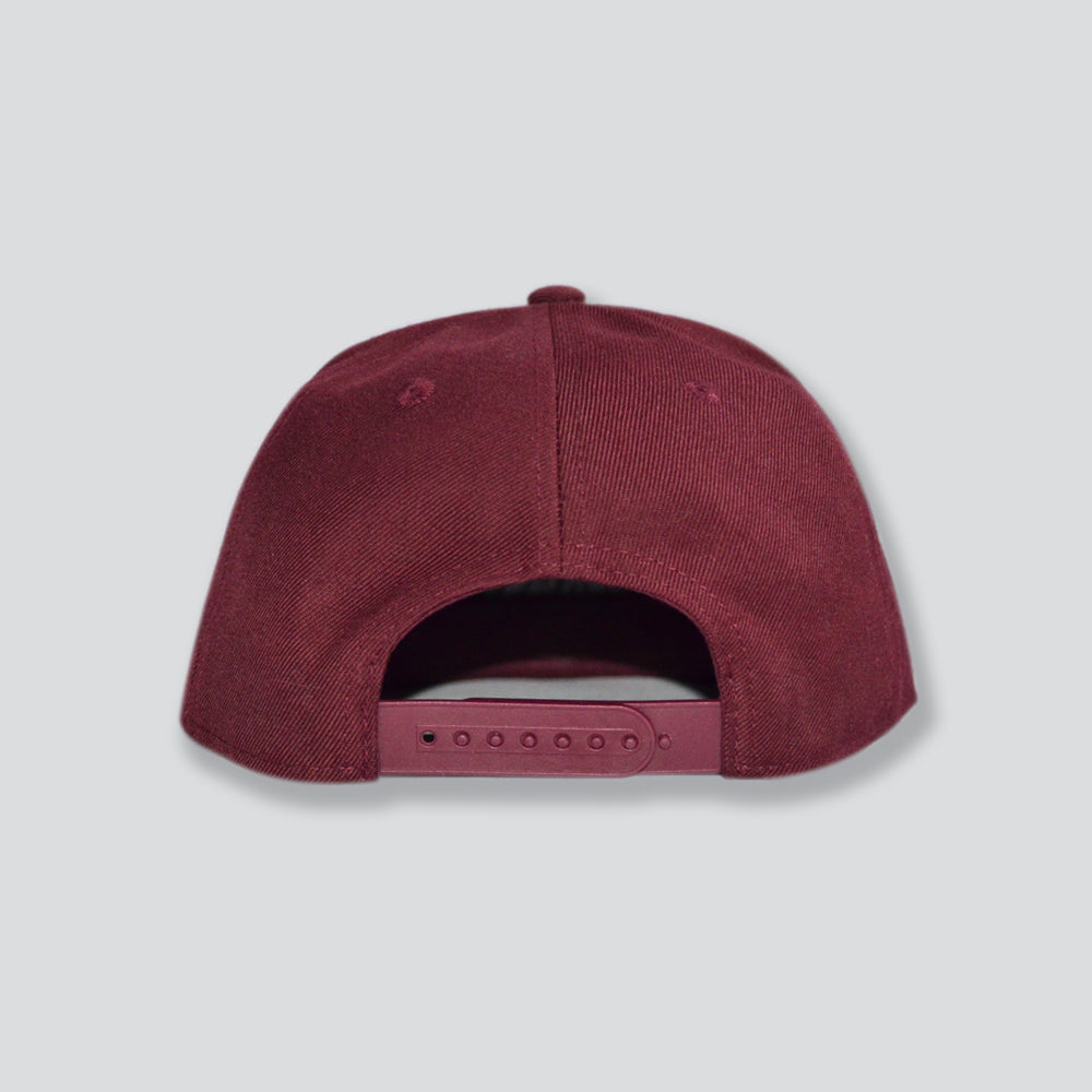 Peyton Snapback in burgundy with logo back