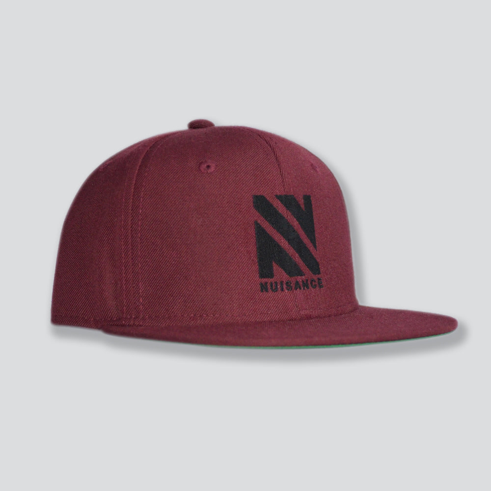 Peyton Snapback in burgundy with logo front